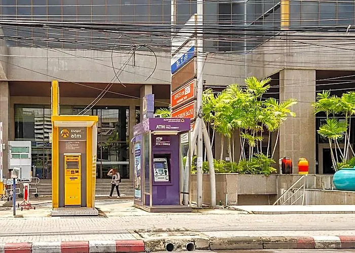Artichoke Sukhumvit, Nana Bts 2*